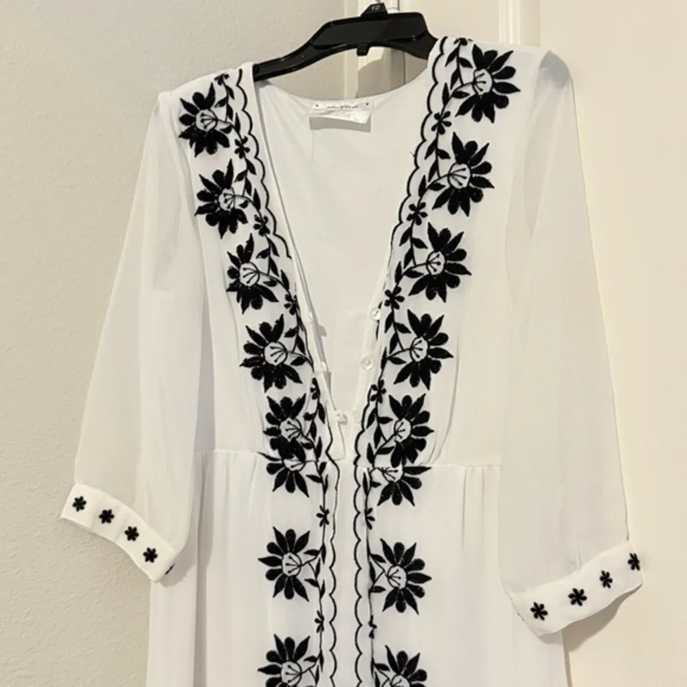 Sage & Vicky MAXI DRESS BLACK WHITE FLORAL EMBROIDERED Hippie Bohemian Sz M - Picture 6 of 8